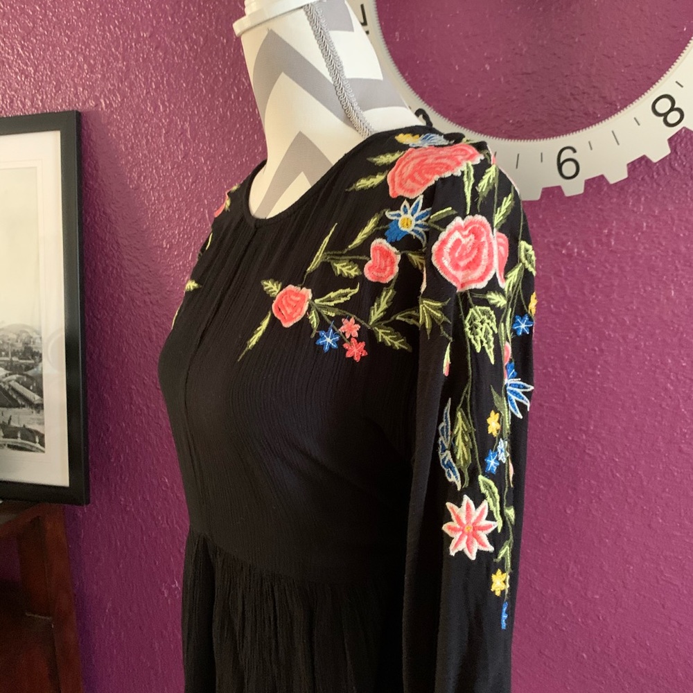 Beautiful Embroidered Floral DRESS - Picture 4 of 6